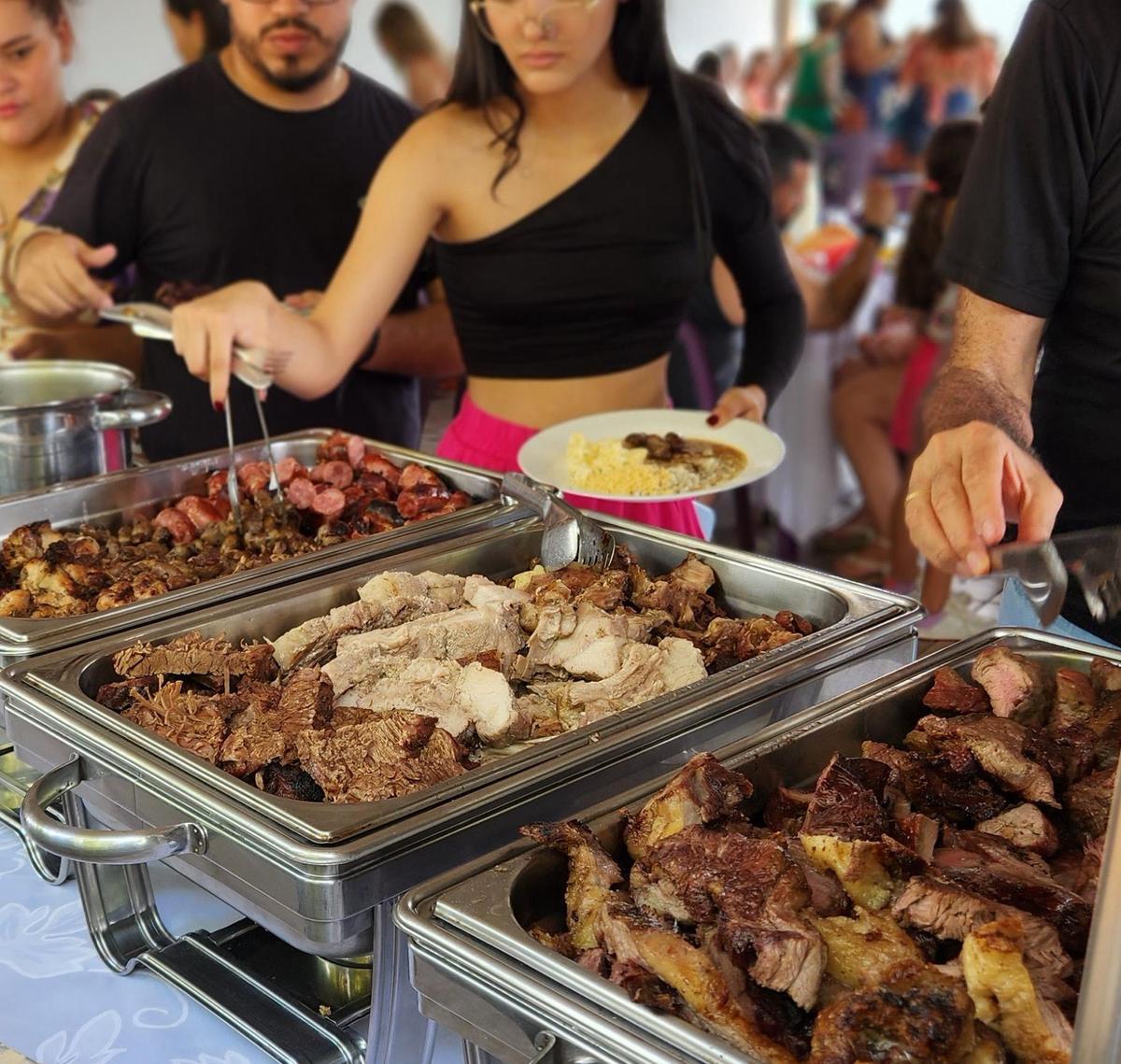 Equipe preparando churrasco
